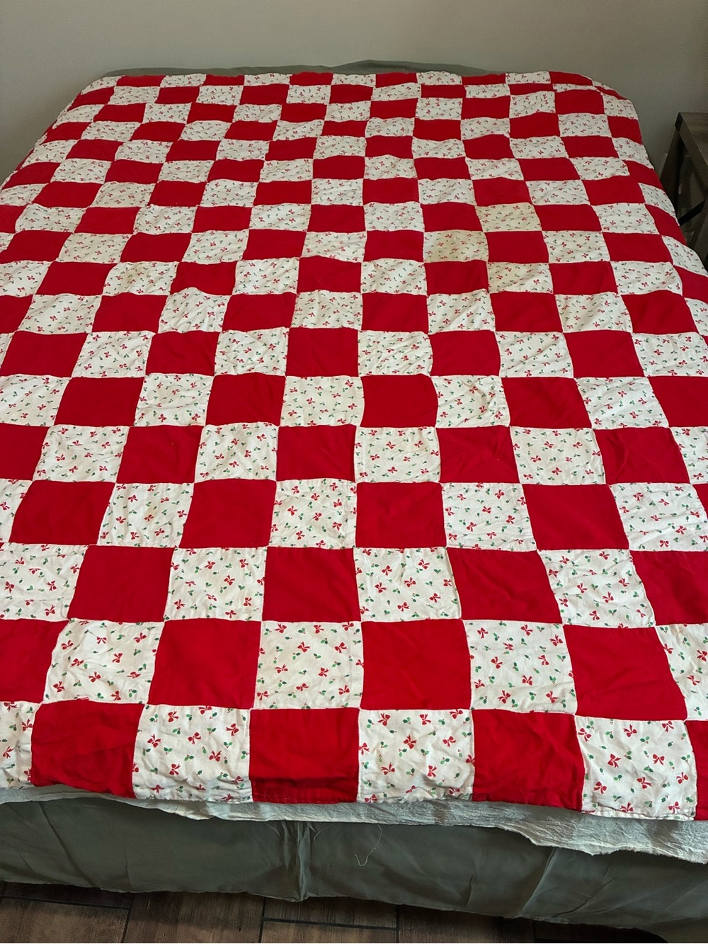 Classic Red & White with bows and holly Patchwork Quilt - Cozy Home Bedding